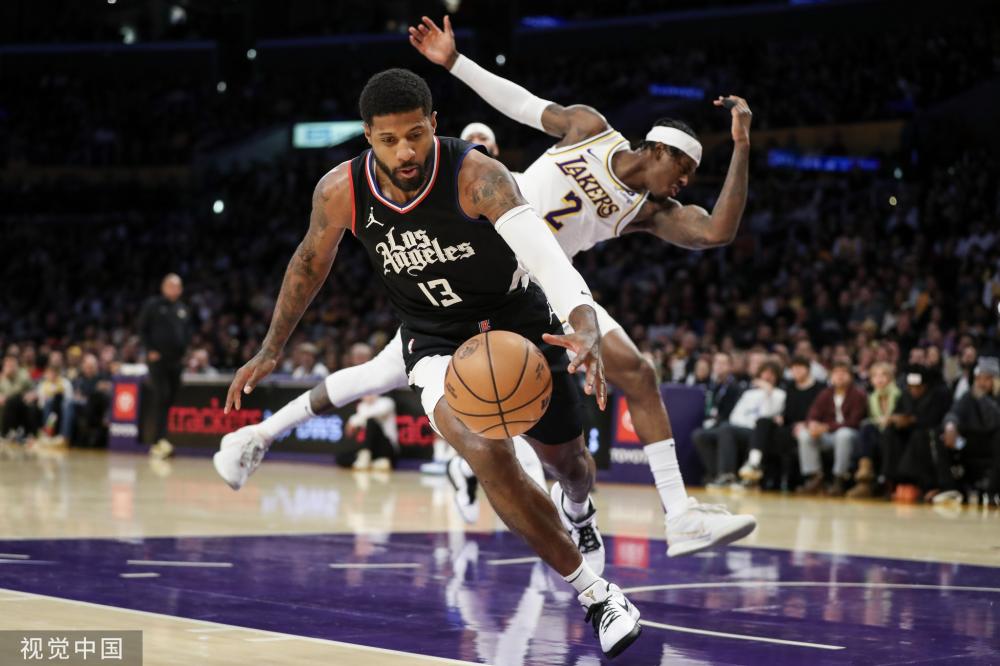 她以一系列 她以一系列